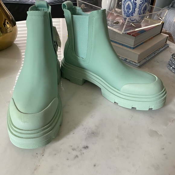 ✨NWT✨ Zara Rubberized Ankle Boot - Picture 2 of 7
